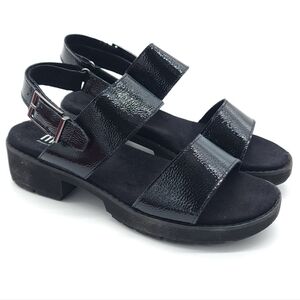 Munro Teagan Black Crinkle Patent Sandal Double Strap Buckle Size 7 WW